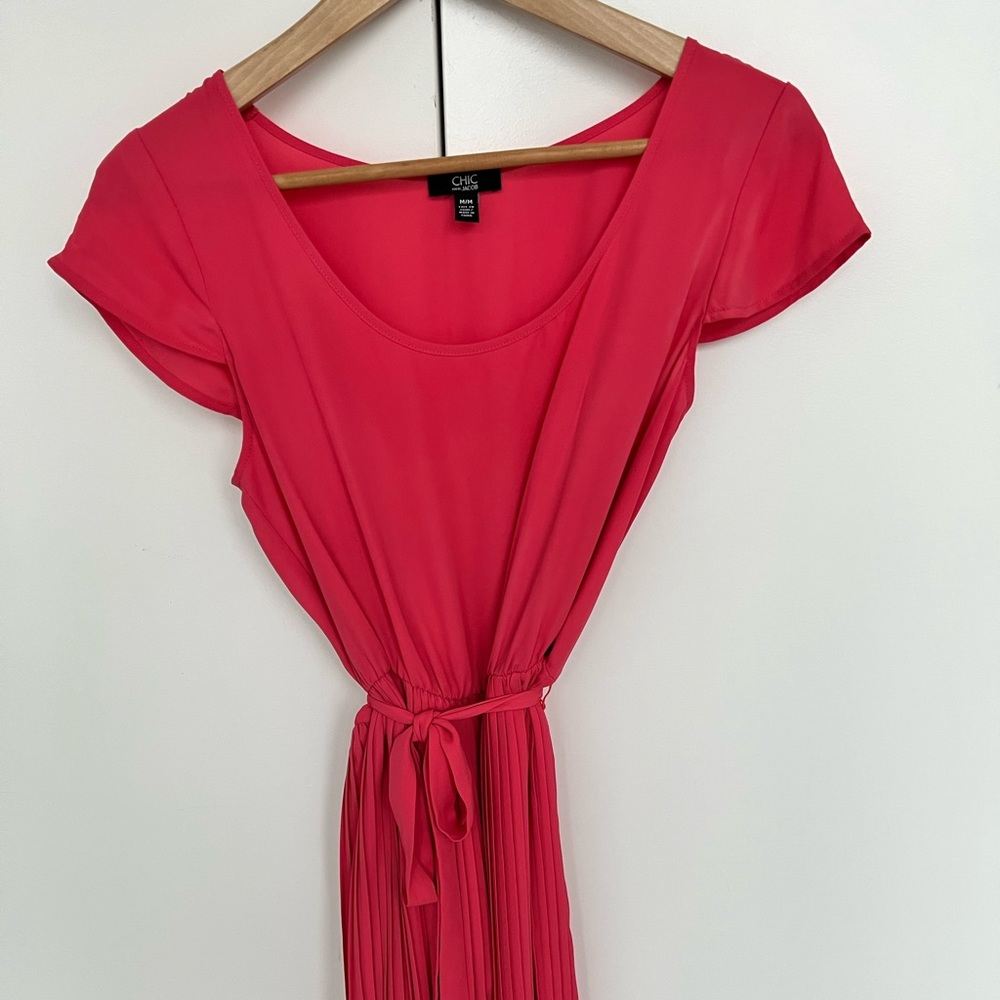 ❤️ Coral pleated dress with cap sleeves and belt
